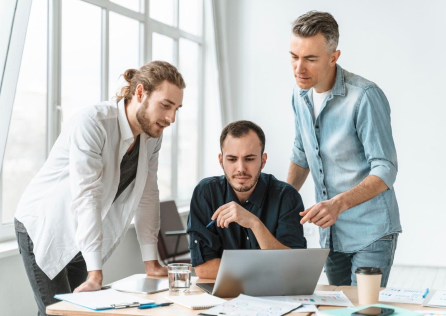 Materiales de estudio financiero con documentos y análisis empresariales